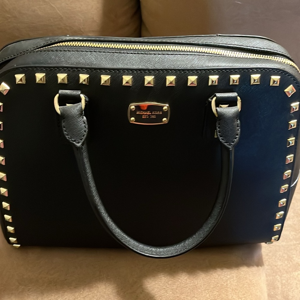 MICHAEL KORS Studded Satchel. NS. Beautiful EUC. She’s gorg cross body 🔥